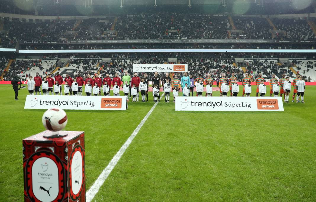 Beşiktaş taraftarı için sezon artık çile! Alanya'dan 3 yediler maç sonu özür dilediler. Alanyaspor Beşiktaş maçının çok özel fotoğrafları - Resim: 45