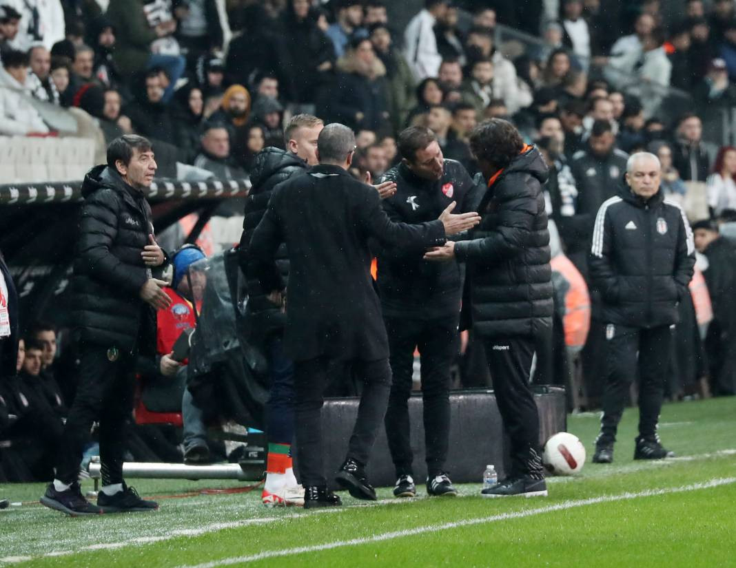 Beşiktaş taraftarı için sezon artık çile! Alanya'dan 3 yediler maç sonu özür dilediler. Alanyaspor Beşiktaş maçının çok özel fotoğrafları - Resim: 43