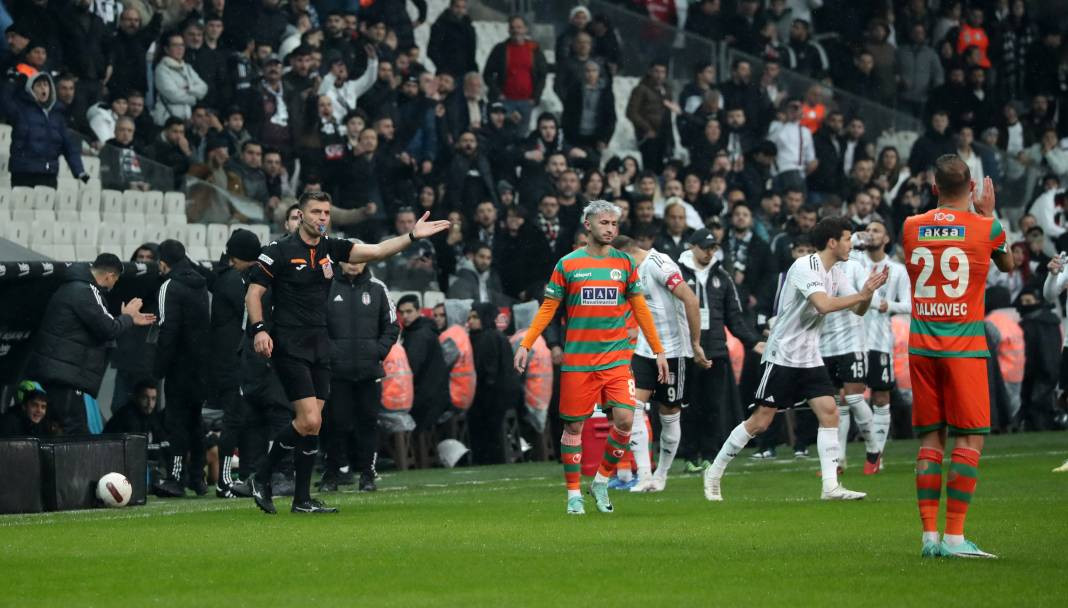 Beşiktaş taraftarı için sezon artık çile! Alanya'dan 3 yediler maç sonu özür dilediler. Alanyaspor Beşiktaş maçının çok özel fotoğrafları - Resim: 38