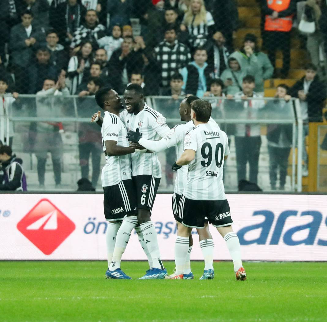 Beşiktaş taraftarı için sezon artık çile! Alanya'dan 3 yediler maç sonu özür dilediler. Alanyaspor Beşiktaş maçının çok özel fotoğrafları - Resim: 2