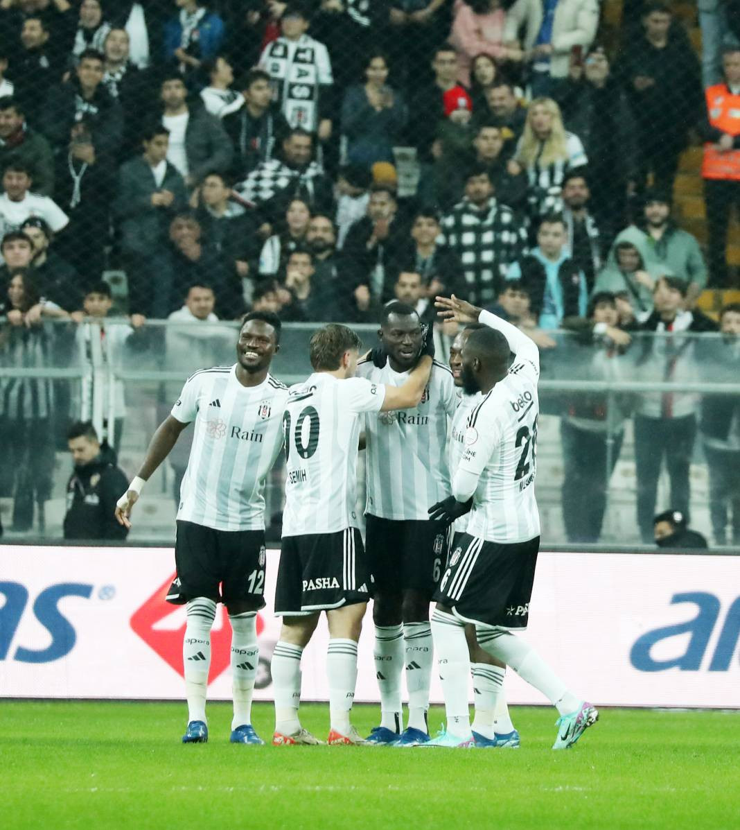 Beşiktaş taraftarı için sezon artık çile! Alanya'dan 3 yediler maç sonu özür dilediler. Alanyaspor Beşiktaş maçının çok özel fotoğrafları - Resim: 37