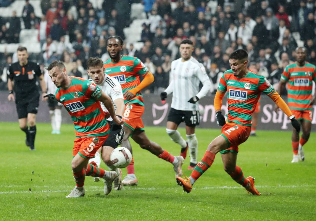 Beşiktaş taraftarı için sezon artık çile! Alanya'dan 3 yediler maç sonu özür dilediler. Alanyaspor Beşiktaş maçının çok özel fotoğrafları - Resim: 31