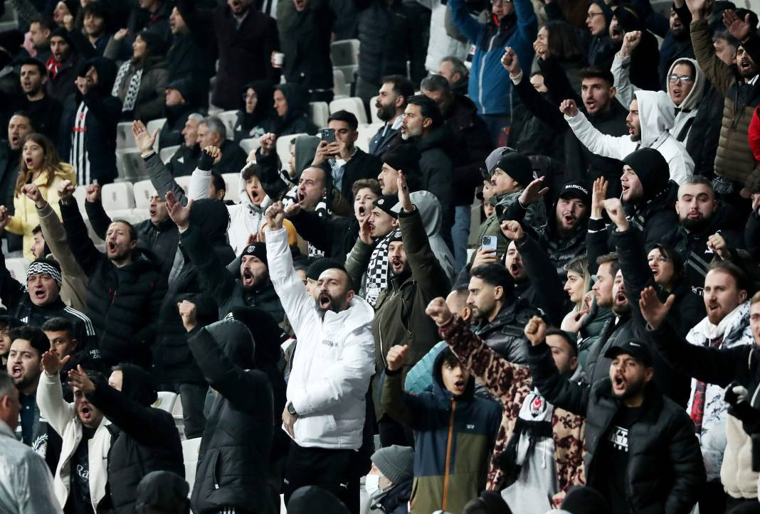 Beşiktaş taraftarı için sezon artık çile! Alanya'dan 3 yediler maç sonu özür dilediler. Alanyaspor Beşiktaş maçının çok özel fotoğrafları - Resim: 28
