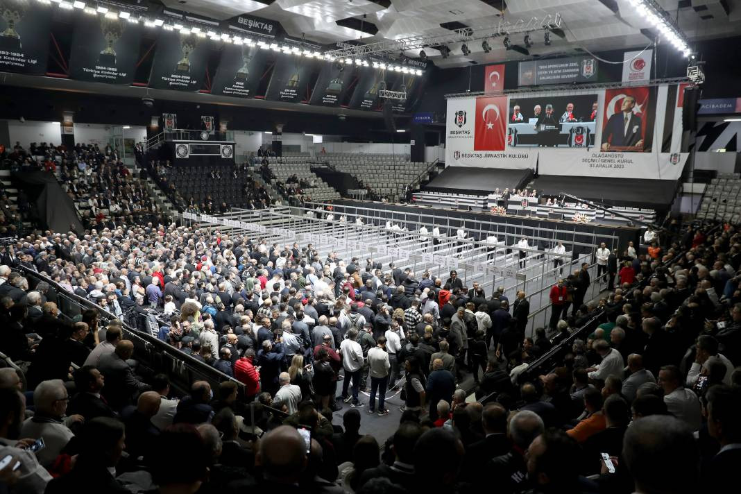 Beşiktaş'ın 35. başkanı belli oluyor. Serdal Adalı mı Hasan Arat mı? Genel kuruldan en güzel fotoğraflar - Resim: 1