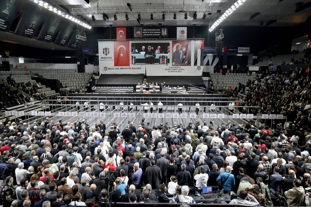 Beşiktaş'ın 35. başkanı belli oluyor. Serdal Adalı mı Hasan Arat mı? Genel kuruldan en güzel fotoğraflar - Resim: 28