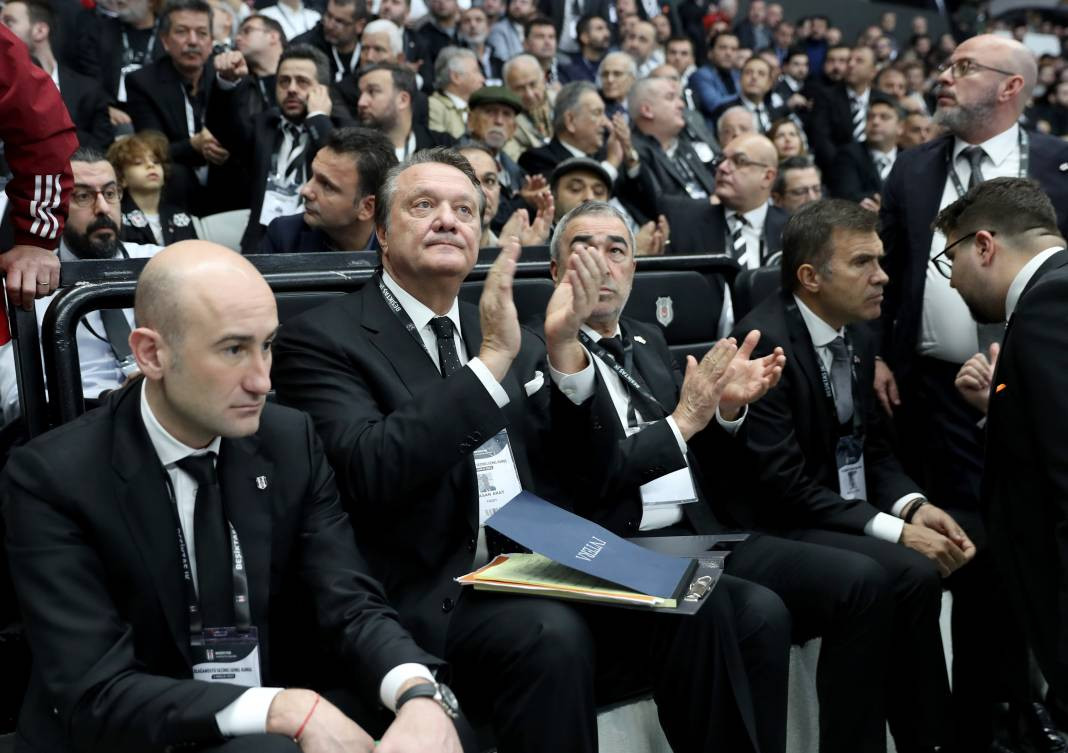 Beşiktaş'ın 35. başkanı belli oluyor. Serdal Adalı mı Hasan Arat mı? Genel kuruldan en güzel fotoğraflar - Resim: 11