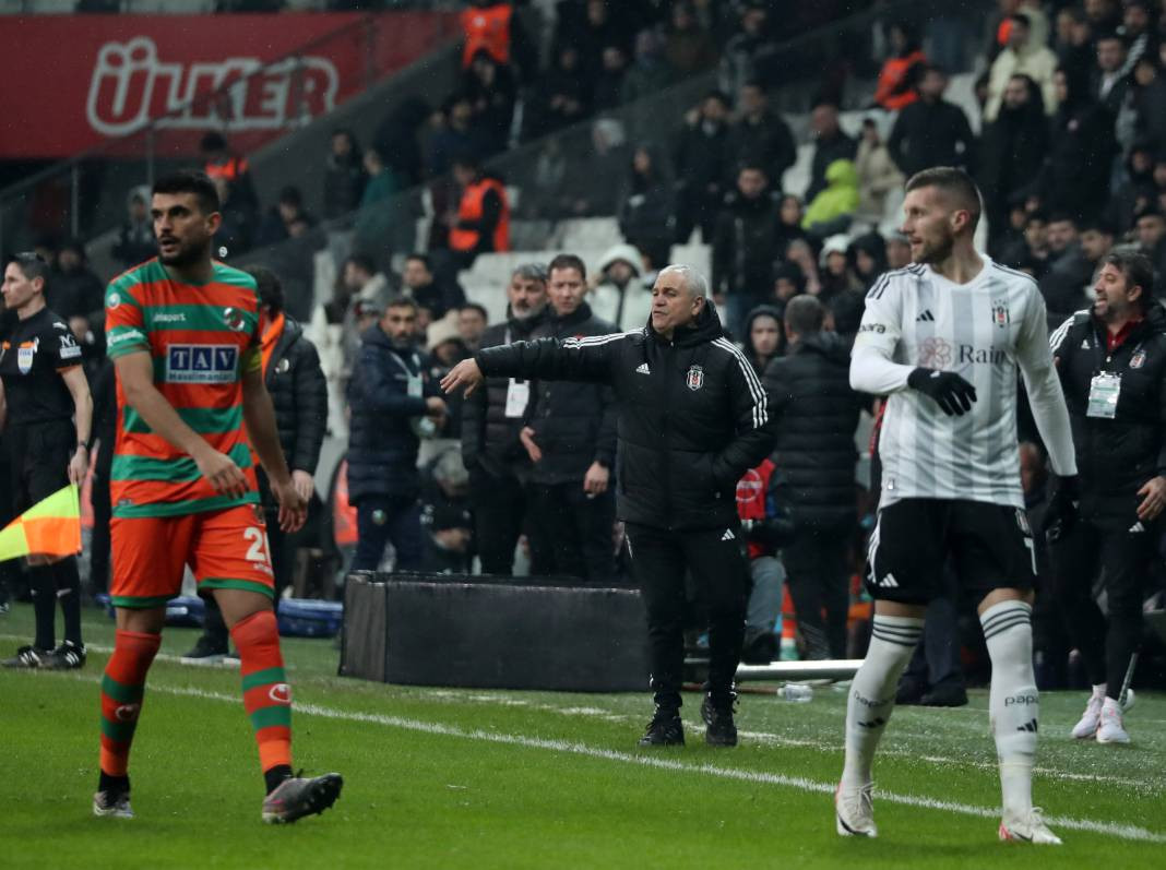 Beşiktaş taraftarı için sezon artık çile! Alanya'dan 3 yediler maç sonu özür dilediler. Alanyaspor Beşiktaş maçının çok özel fotoğrafları - Resim: 24
