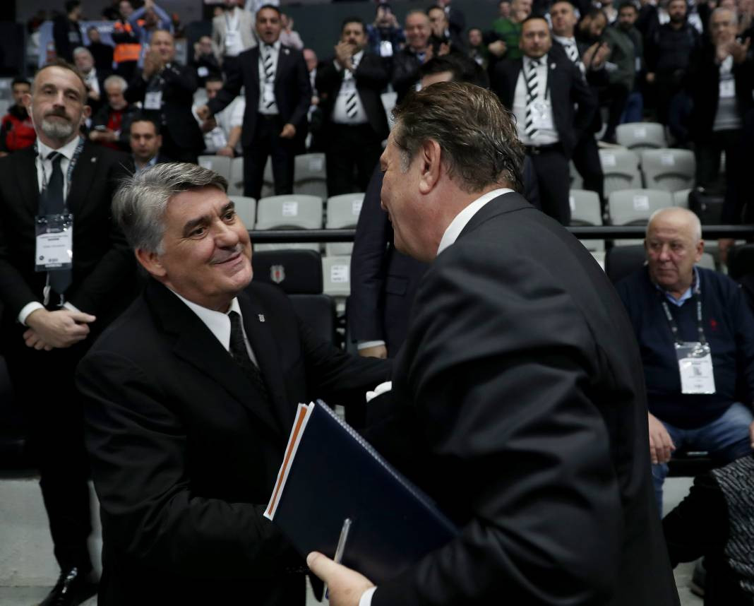 Beşiktaş'ın 35. başkanı belli oluyor. Serdal Adalı mı Hasan Arat mı? Genel kuruldan en güzel fotoğraflar - Resim: 8