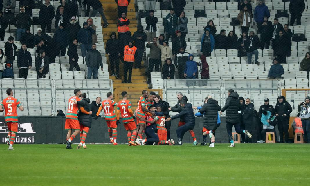 Beşiktaş taraftarı için sezon artık çile! Alanya'dan 3 yediler maç sonu özür dilediler. Alanyaspor Beşiktaş maçının çok özel fotoğrafları - Resim: 23