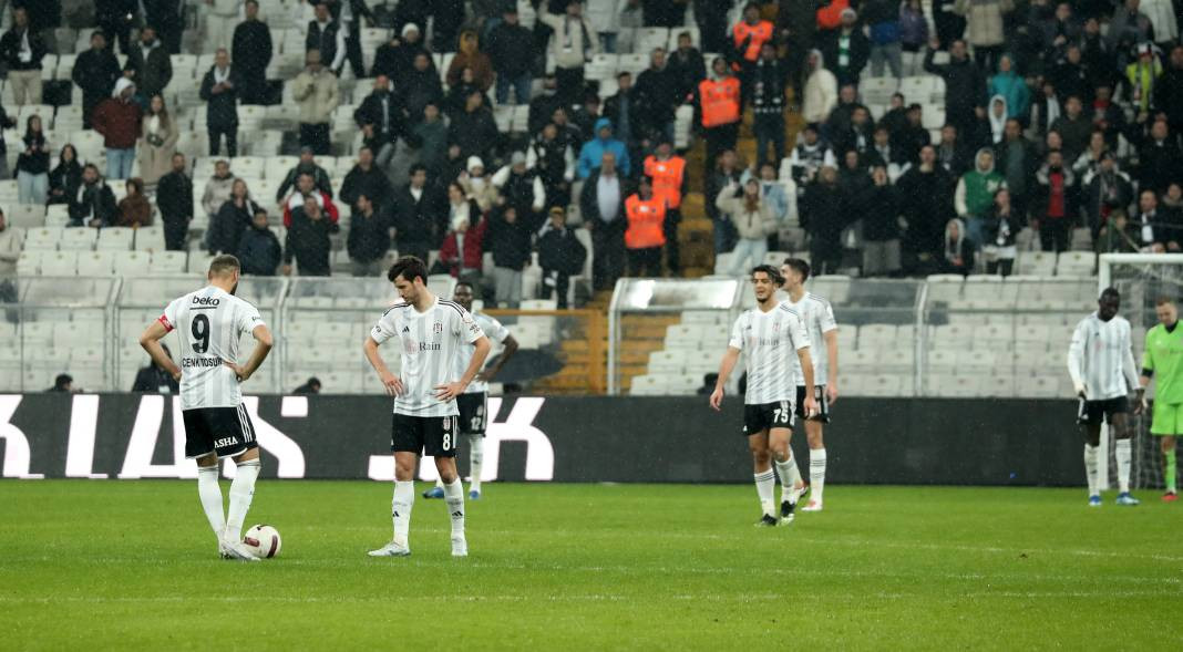 Beşiktaş taraftarı için sezon artık çile! Alanya'dan 3 yediler maç sonu özür dilediler. Alanyaspor Beşiktaş maçının çok özel fotoğrafları - Resim: 19