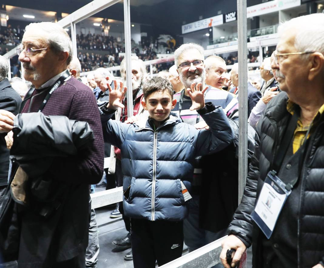 Beşiktaş'ın 35. başkanı belli oluyor. Serdal Adalı mı Hasan Arat mı? Genel kuruldan en güzel fotoğraflar - Resim: 25