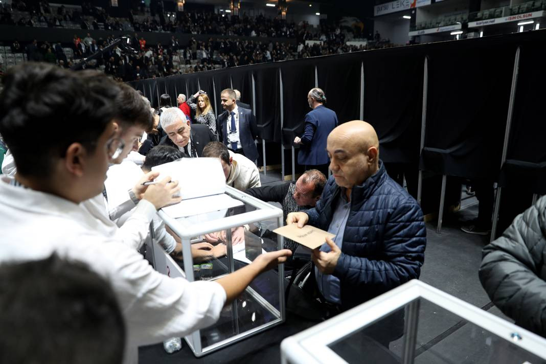 Beşiktaş'ın 35. başkanı belli oluyor. Serdal Adalı mı Hasan Arat mı? Genel kuruldan en güzel fotoğraflar - Resim: 26