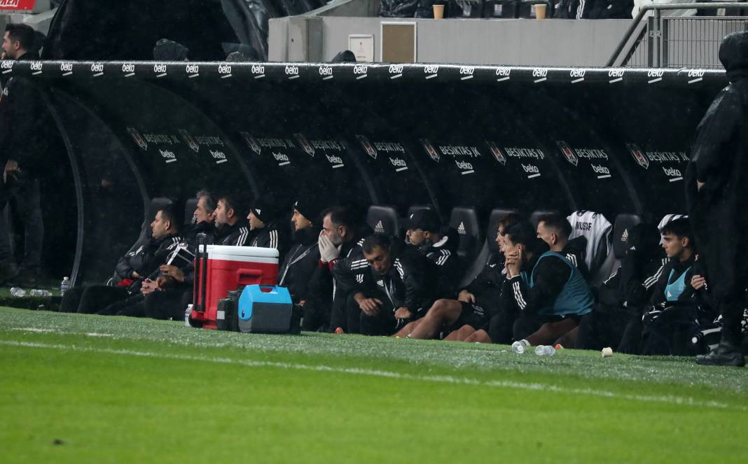 Beşiktaş taraftarı için sezon artık çile! Alanya'dan 3 yediler maç sonu özür dilediler. Alanyaspor Beşiktaş maçının çok özel fotoğrafları - Resim: 14