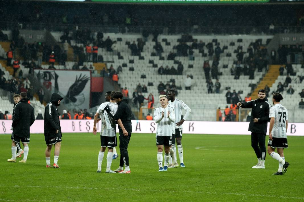 Beşiktaş taraftarı için sezon artık çile! Alanya'dan 3 yediler maç sonu özür dilediler. Alanyaspor Beşiktaş maçının çok özel fotoğrafları - Resim: 15