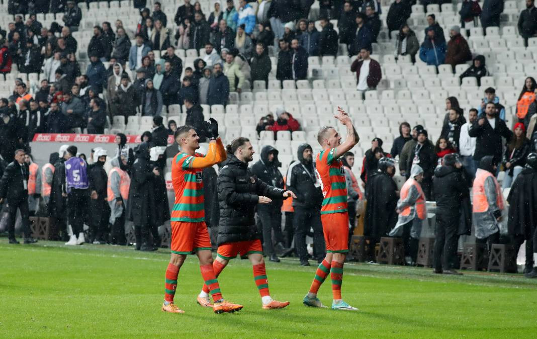 Beşiktaş taraftarı için sezon artık çile! Alanya'dan 3 yediler maç sonu özür dilediler. Alanyaspor Beşiktaş maçının çok özel fotoğrafları - Resim: 12