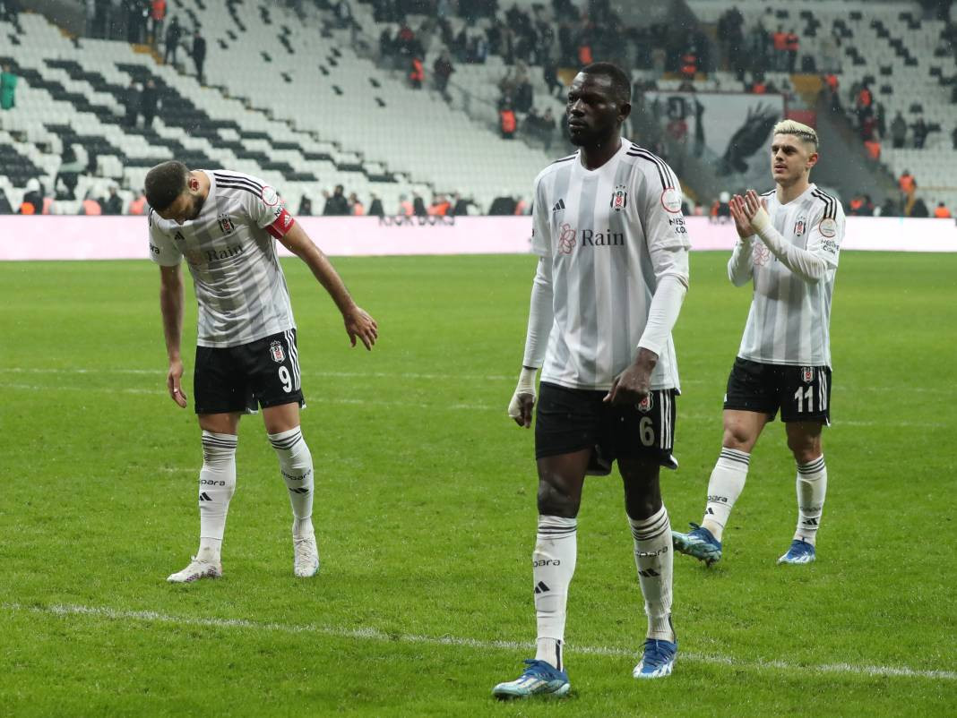 Beşiktaş taraftarı için sezon artık çile! Alanya'dan 3 yediler maç sonu özür dilediler. Alanyaspor Beşiktaş maçının çok özel fotoğrafları - Resim: 9