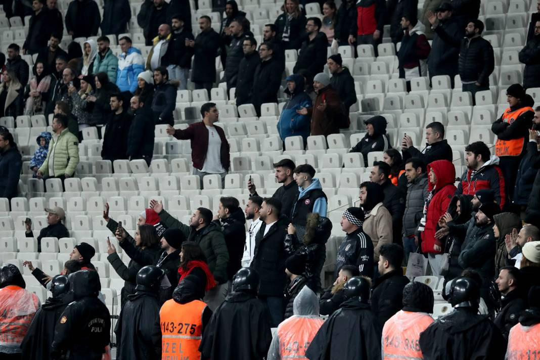 Beşiktaş taraftarı için sezon artık çile! Alanya'dan 3 yediler maç sonu özür dilediler. Alanyaspor Beşiktaş maçının çok özel fotoğrafları - Resim: 13