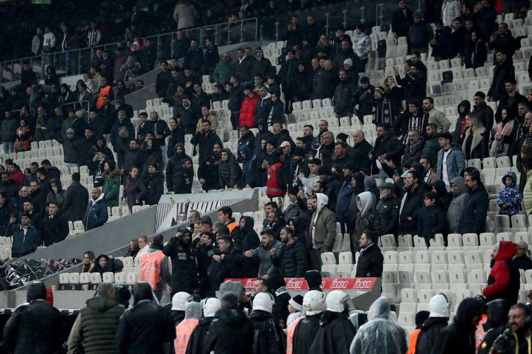 Beşiktaş taraftarı için sezon artık çile! Alanya'dan 3 yediler maç sonu özür dilediler. Alanyaspor Beşiktaş maçının çok özel fotoğrafları - Resim: 11