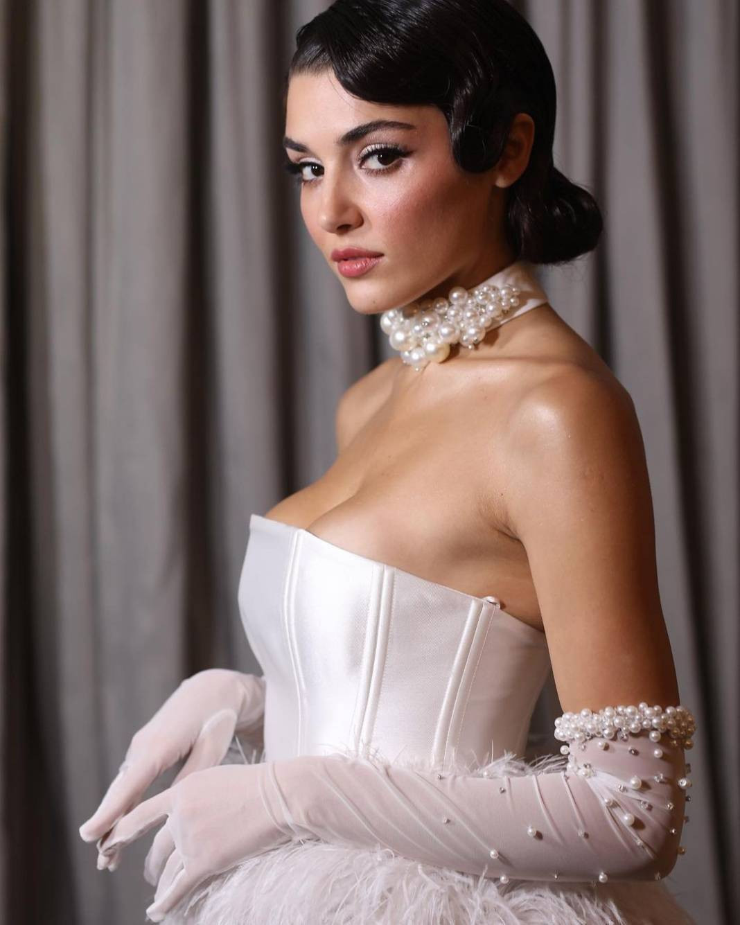 Hande Erçel'in minibüs pozlarına beğeni yağdı - Resim: 16