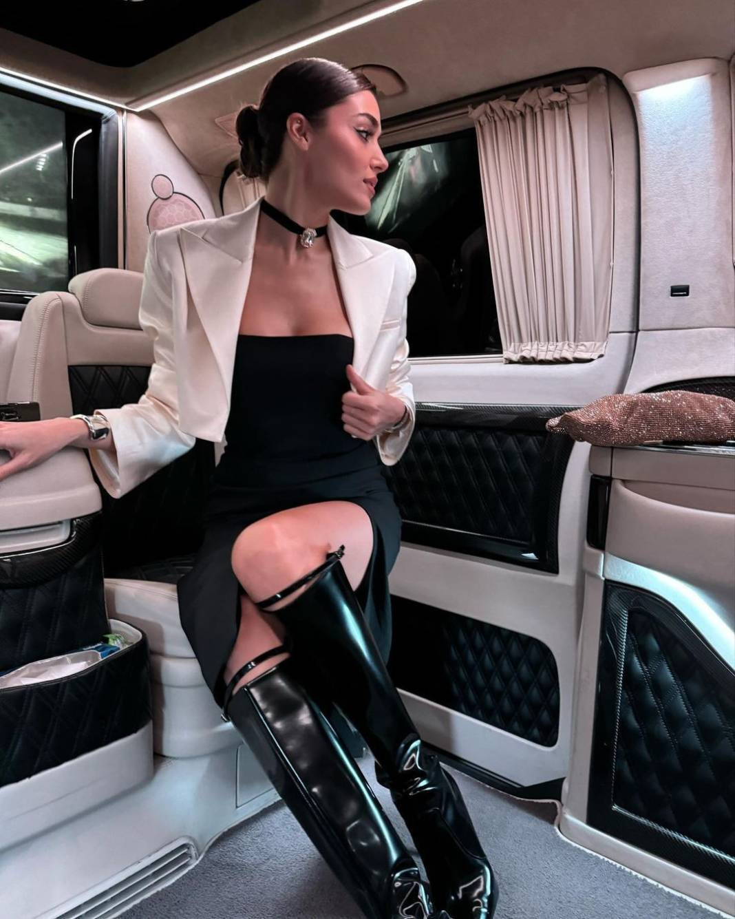 Hande Erçel'in minibüs pozlarına beğeni yağdı - Resim: 6