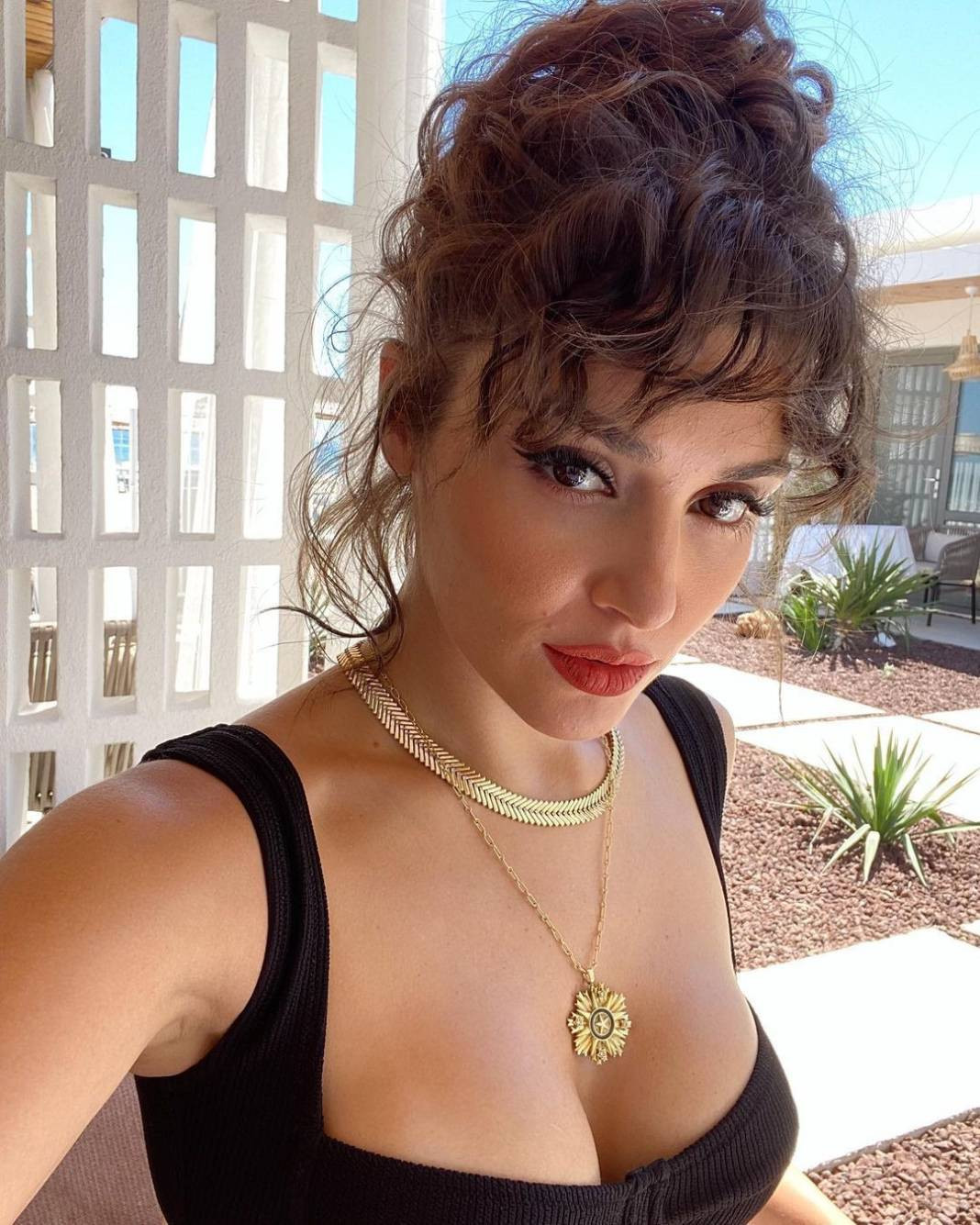 Hande Erçel'in minibüs pozlarına beğeni yağdı - Resim: 8