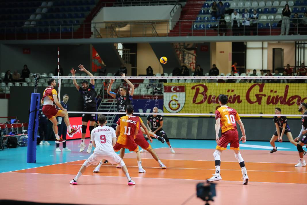 Taraftarın desteği yetmedi. Galatasaray evinde mağlup oldu - Resim: 1