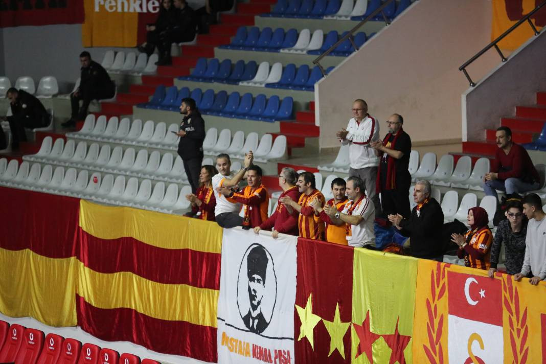 Bir avuç taraftar Galatasaray'a yetmedi. Sarı-kırmızılılar 3-2 mağlup oldu - Resim: 5