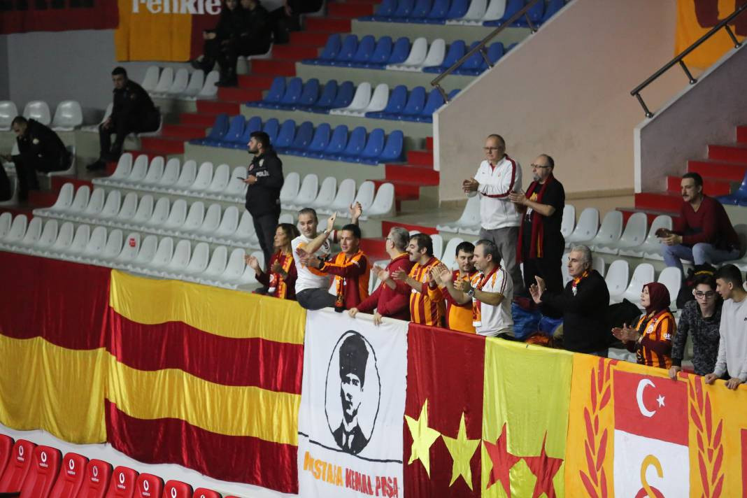 Bir avuç taraftar Galatasaray'a yetmedi. Sarı-kırmızılılar 3-2 mağlup oldu - Resim: 6