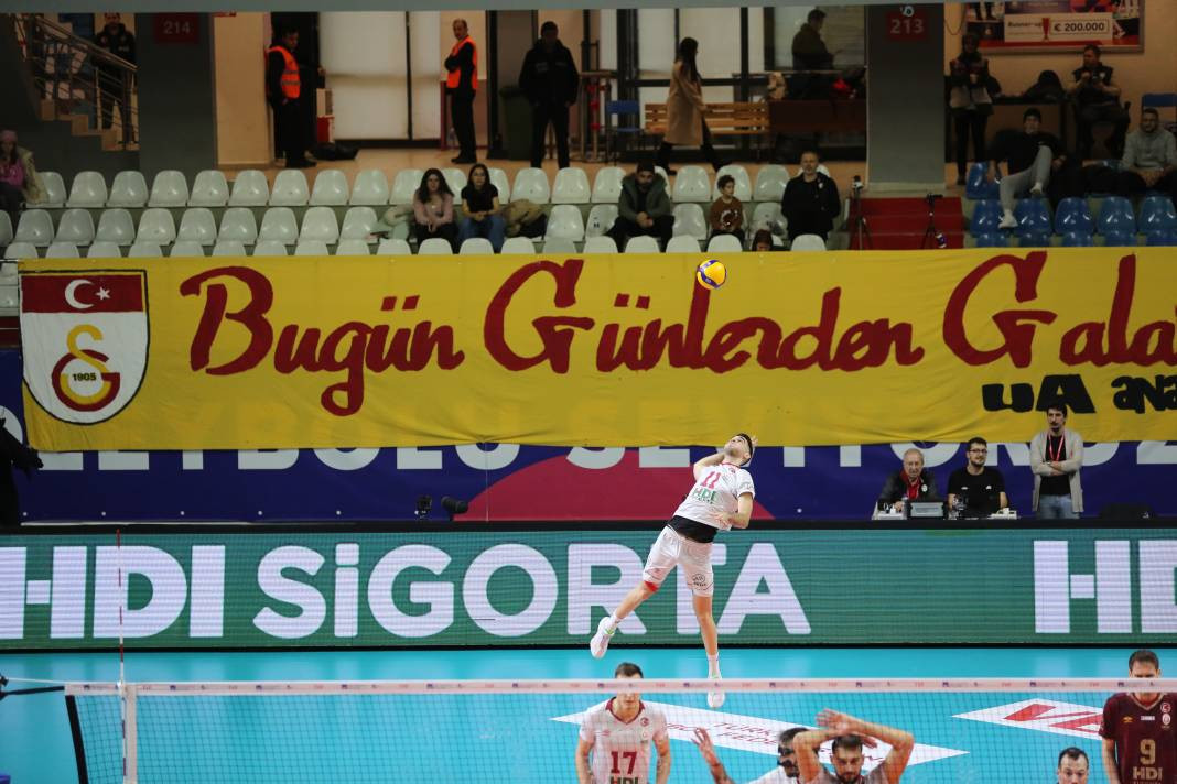 Bir avuç taraftar Galatasaray'a yetmedi. Sarı-kırmızılılar 3-2 mağlup oldu - Resim: 47