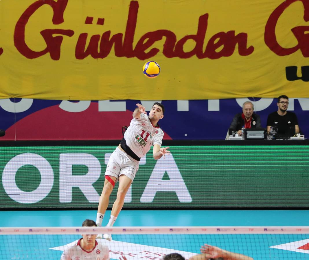 Bir avuç taraftar Galatasaray'a yetmedi. Sarı-kırmızılılar 3-2 mağlup oldu - Resim: 58