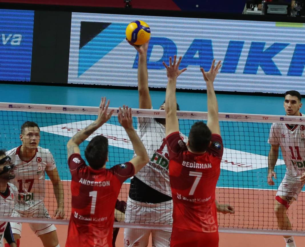 Bir avuç taraftar Galatasaray'a yetmedi. Sarı-kırmızılılar 3-2 mağlup oldu - Resim: 57