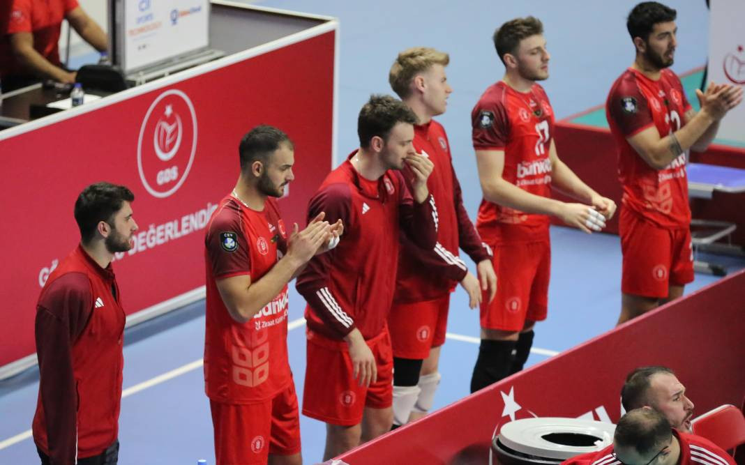 Bir avuç taraftar Galatasaray'a yetmedi. Sarı-kırmızılılar 3-2 mağlup oldu - Resim: 53