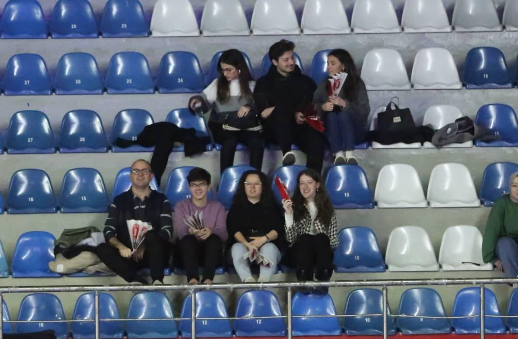 Bir avuç taraftar Galatasaray'a yetmedi. Sarı-kırmızılılar 3-2 mağlup oldu - Resim: 9