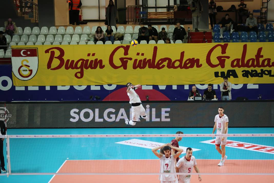 Bir avuç taraftar Galatasaray'a yetmedi. Sarı-kırmızılılar 3-2 mağlup oldu - Resim: 43