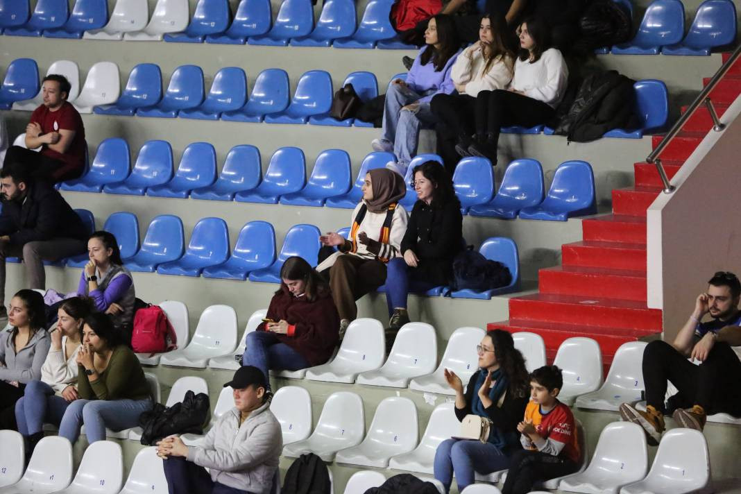 Bir avuç taraftar Galatasaray'a yetmedi. Sarı-kırmızılılar 3-2 mağlup oldu - Resim: 3