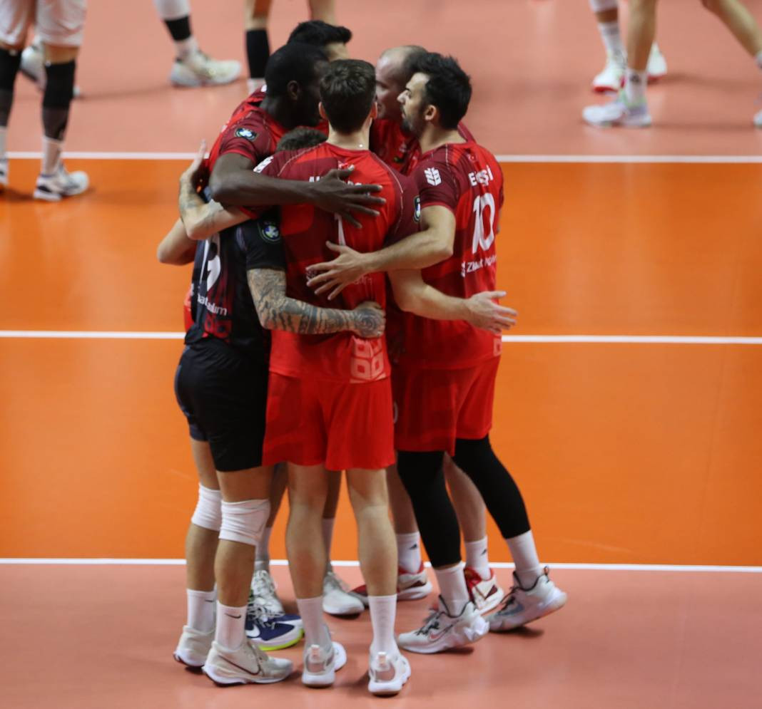 Bir avuç taraftar Galatasaray'a yetmedi. Sarı-kırmızılılar 3-2 mağlup oldu - Resim: 48