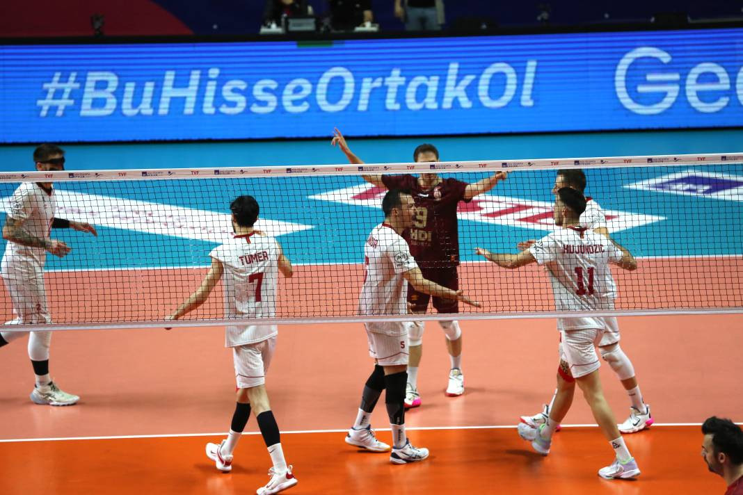 Bir avuç taraftar Galatasaray'a yetmedi. Sarı-kırmızılılar 3-2 mağlup oldu - Resim: 44