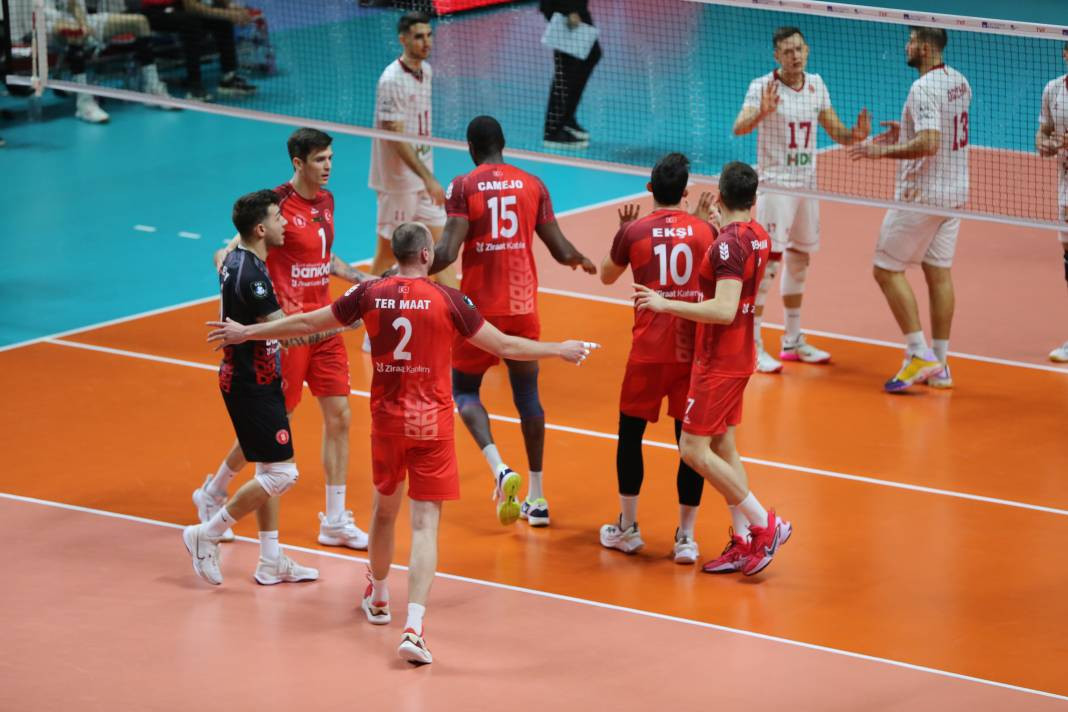 Bir avuç taraftar Galatasaray'a yetmedi. Sarı-kırmızılılar 3-2 mağlup oldu - Resim: 36