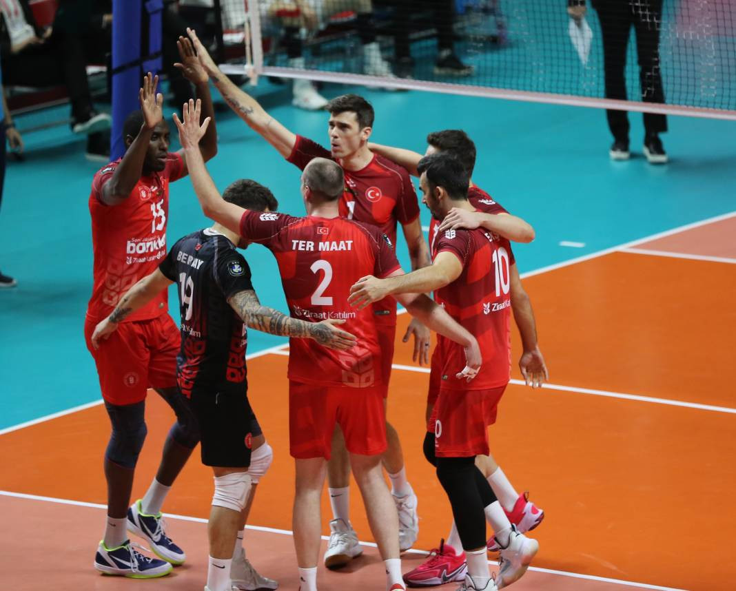 Bir avuç taraftar Galatasaray'a yetmedi. Sarı-kırmızılılar 3-2 mağlup oldu - Resim: 40