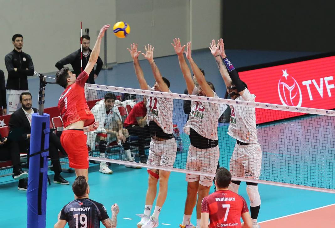 Bir avuç taraftar Galatasaray'a yetmedi. Sarı-kırmızılılar 3-2 mağlup oldu - Resim: 41