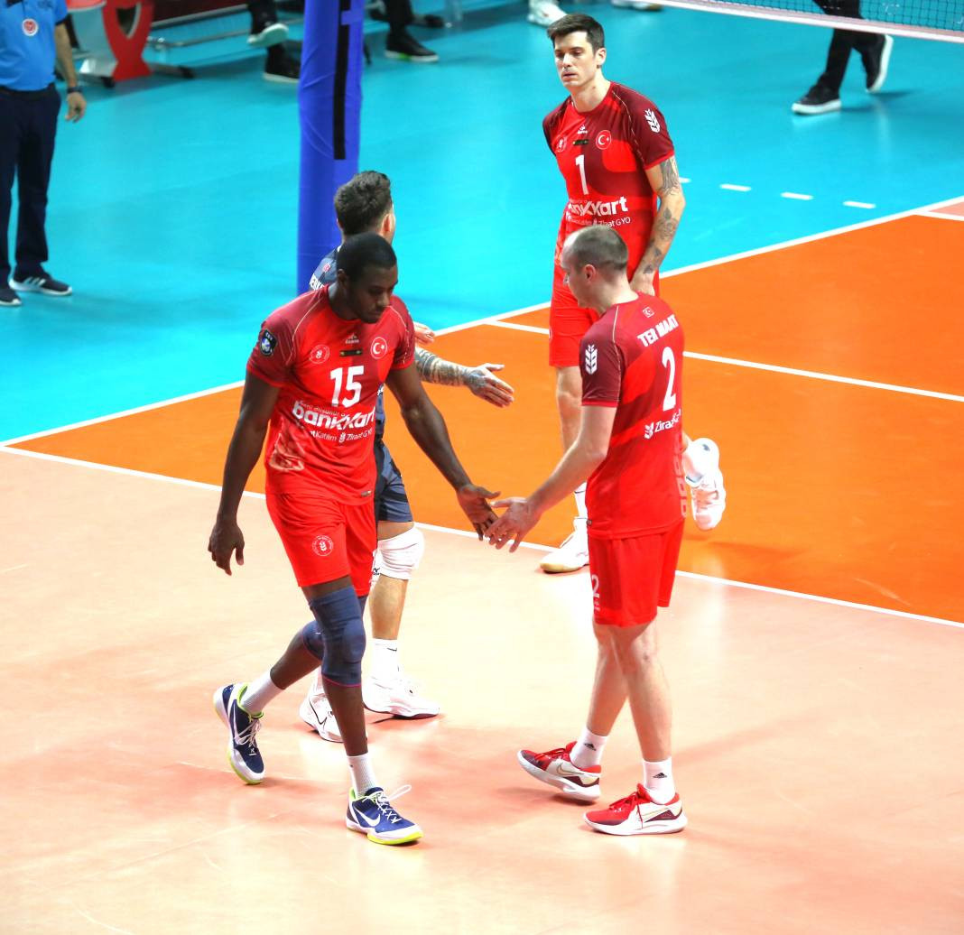 Bir avuç taraftar Galatasaray'a yetmedi. Sarı-kırmızılılar 3-2 mağlup oldu - Resim: 33