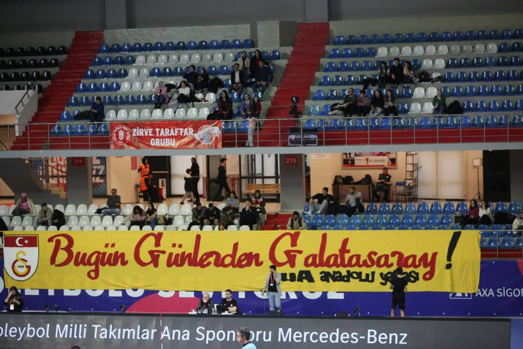 Bir avuç taraftar Galatasaray'a yetmedi. Sarı-kırmızılılar 3-2 mağlup oldu - Resim: 1