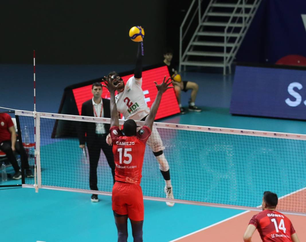 Bir avuç taraftar Galatasaray'a yetmedi. Sarı-kırmızılılar 3-2 mağlup oldu - Resim: 37