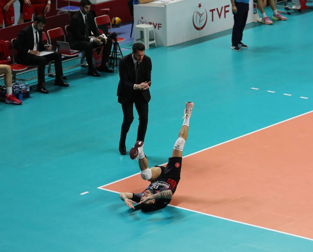 Bir avuç taraftar Galatasaray'a yetmedi. Sarı-kırmızılılar 3-2 mağlup oldu - Resim: 34