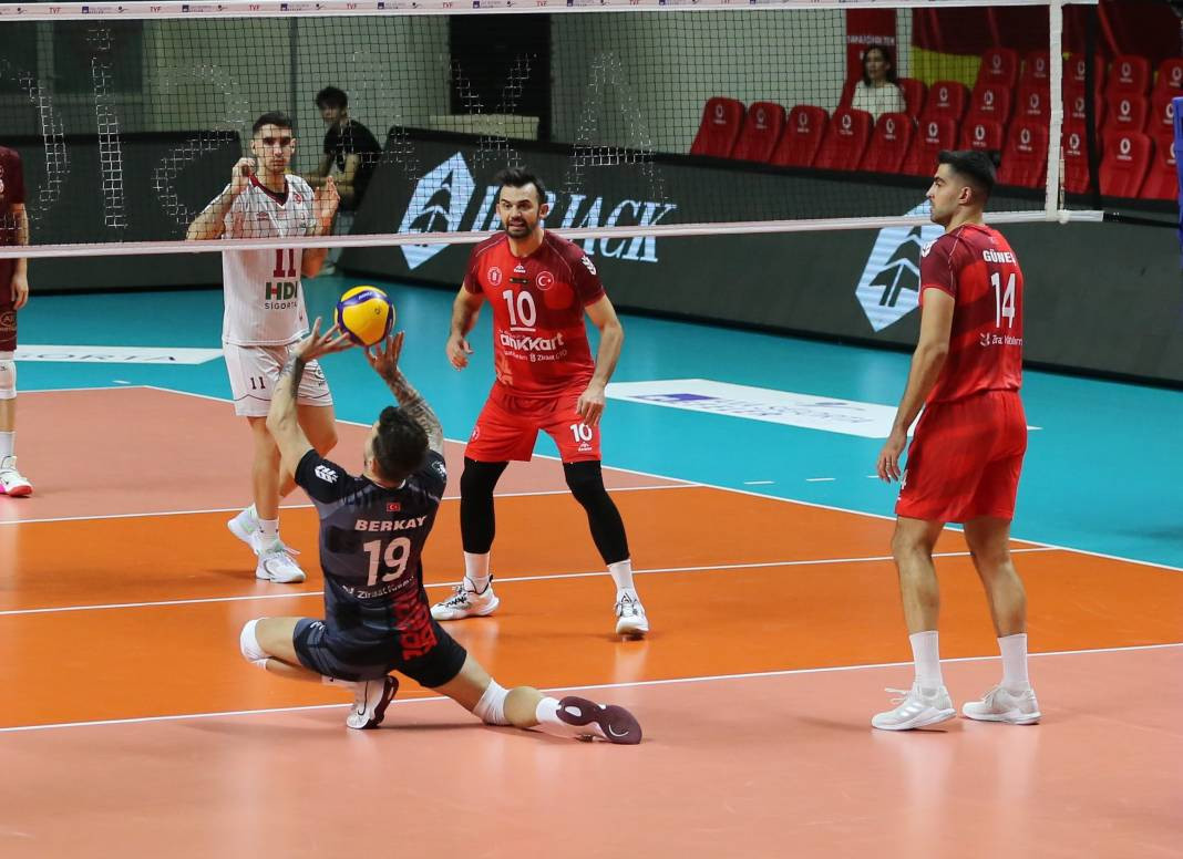 Bir avuç taraftar Galatasaray'a yetmedi. Sarı-kırmızılılar 3-2 mağlup oldu - Resim: 30