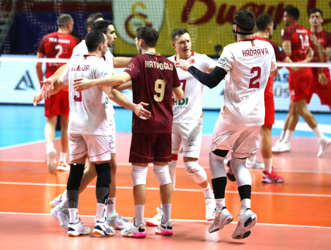 Bir avuç taraftar Galatasaray'a yetmedi. Sarı-kırmızılılar 3-2 mağlup oldu - Resim: 26