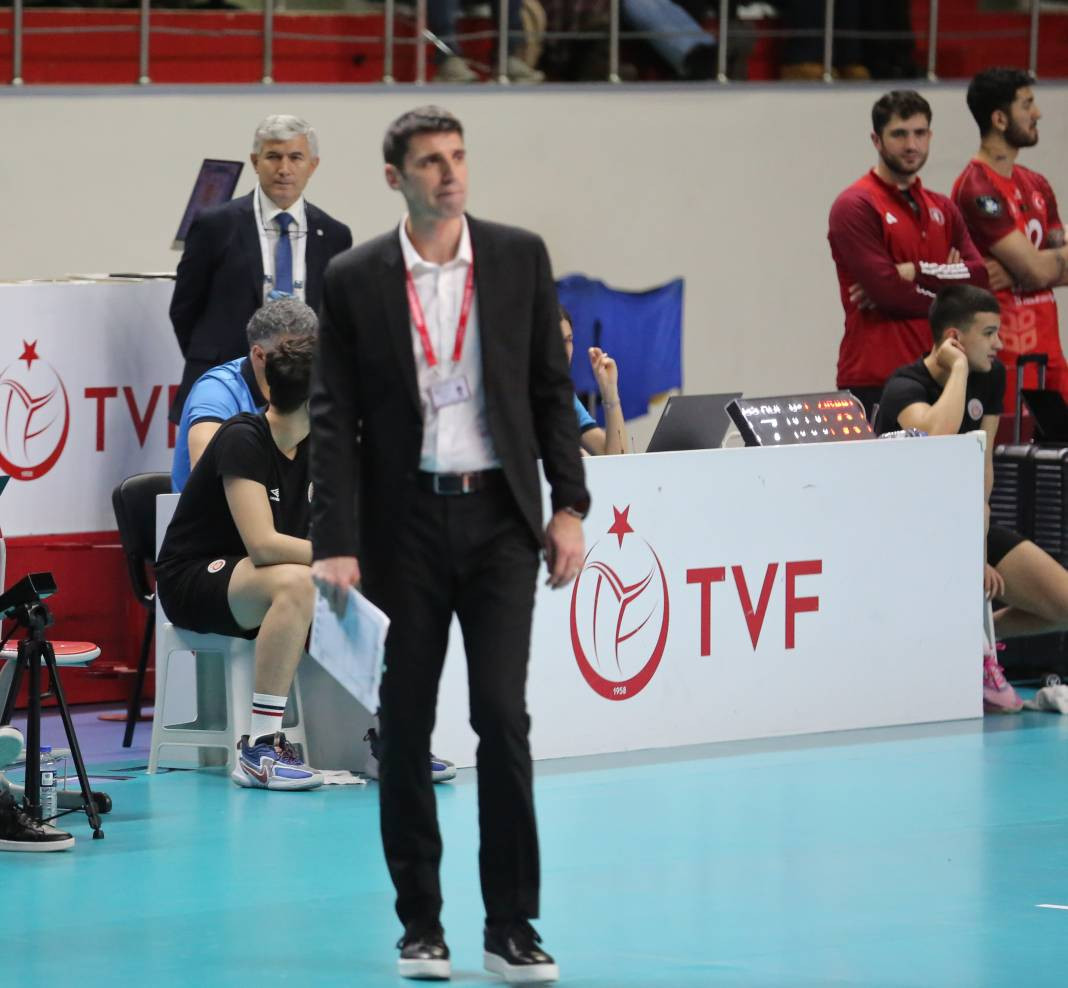 Bir avuç taraftar Galatasaray'a yetmedi. Sarı-kırmızılılar 3-2 mağlup oldu - Resim: 27