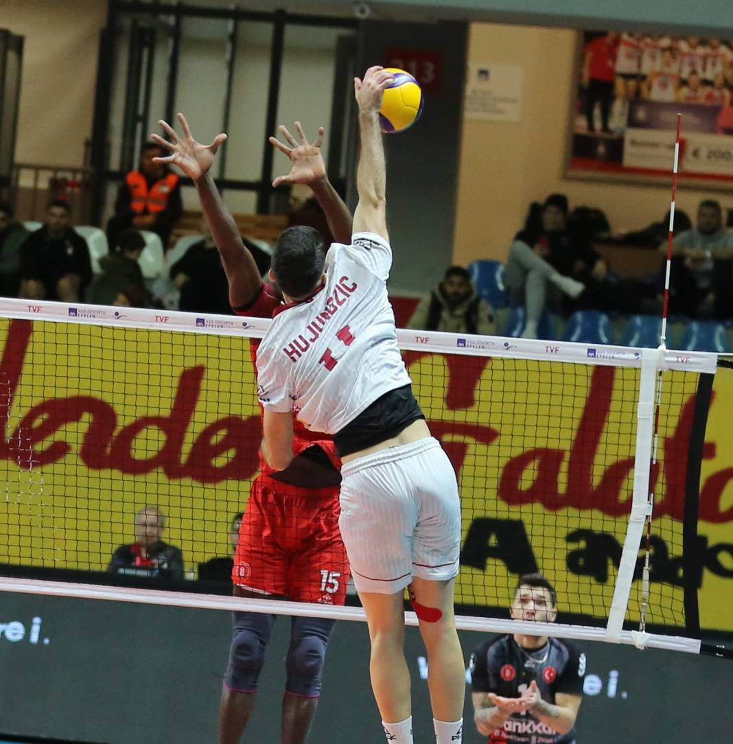 Bir avuç taraftar Galatasaray'a yetmedi. Sarı-kırmızılılar 3-2 mağlup oldu - Resim: 24