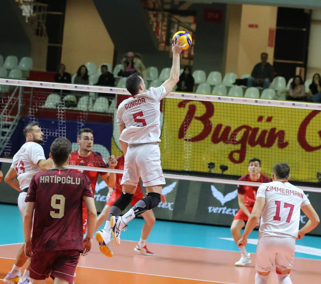 Bir avuç taraftar Galatasaray'a yetmedi. Sarı-kırmızılılar 3-2 mağlup oldu - Resim: 19