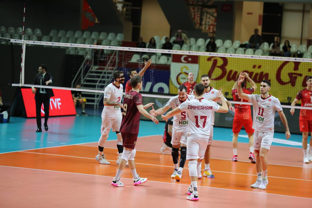 Bir avuç taraftar Galatasaray'a yetmedi. Sarı-kırmızılılar 3-2 mağlup oldu - Resim: 13